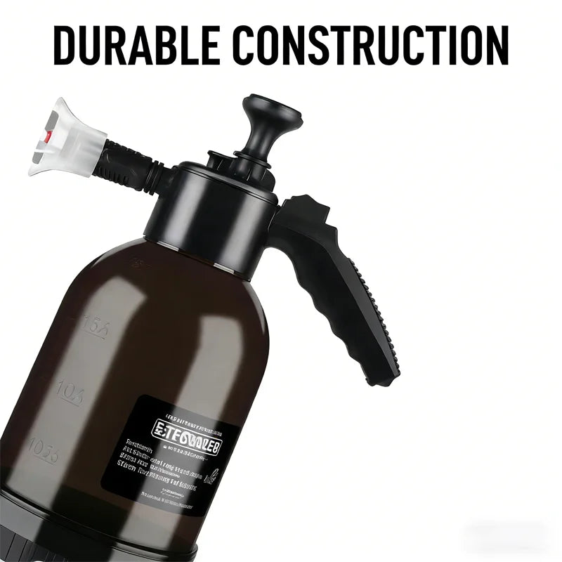 Pulverizador de Espuma para Lavado de Coche 2L con construcción duradera y sistema de presión manual.